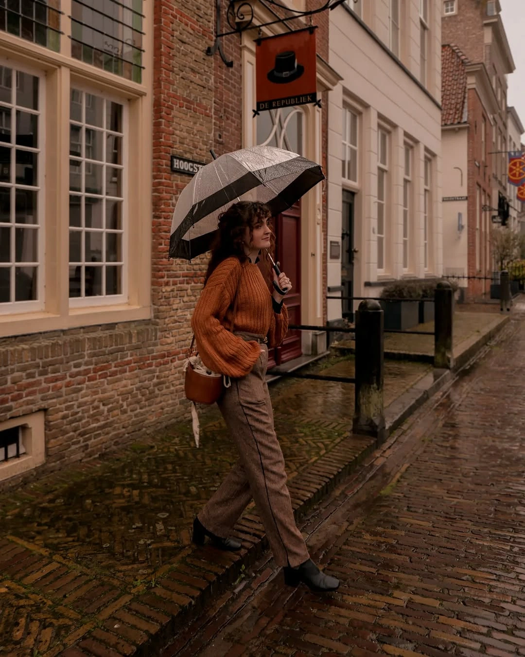 cozy & chic autumn outfits for women 2026 Rust Knitwear That Brightens Rainy Autumn Streets