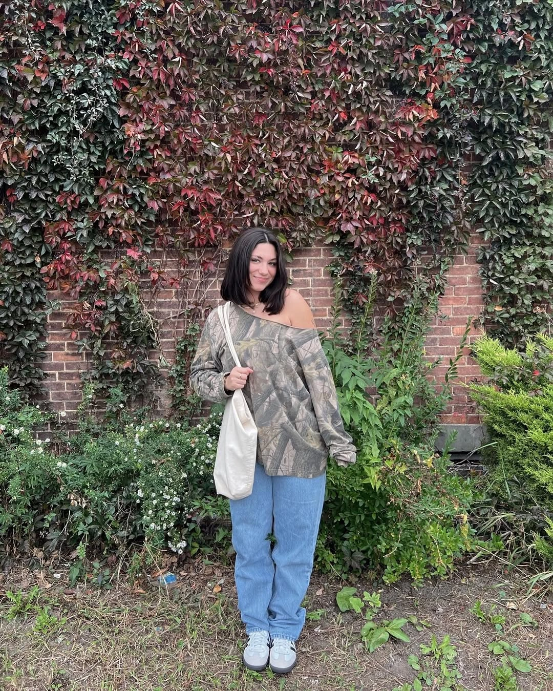 early fall outfits 2026 Relaxed Camo Sweatshirt and Loose Denim for Weekend Comfort
