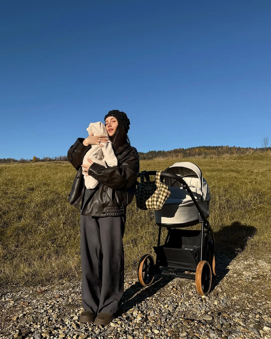 fall mom outfits 2026 Relaxed Leather Layers That Make Everyday Feel Effortless