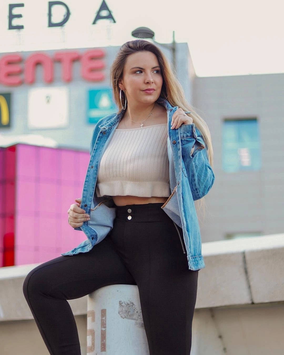 fall travel outfits 2026 Denim Jackets That Transition Beautifully From Warm Afternoons To Cool Evenings