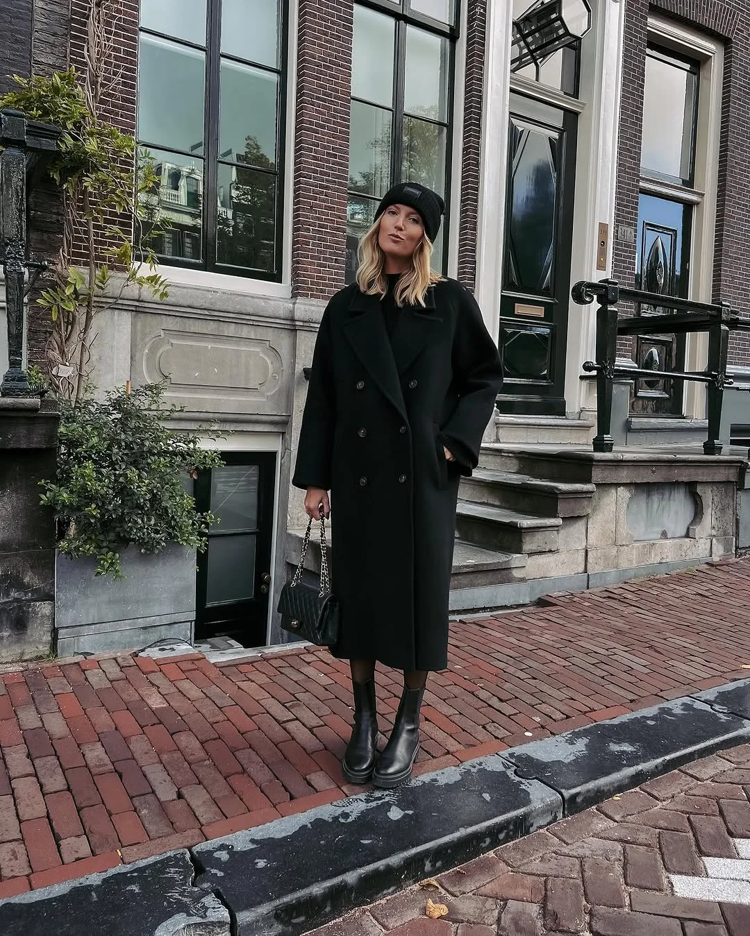 simple fall outfits 2026 Monochrome Black Layers That Always Feel Expensive