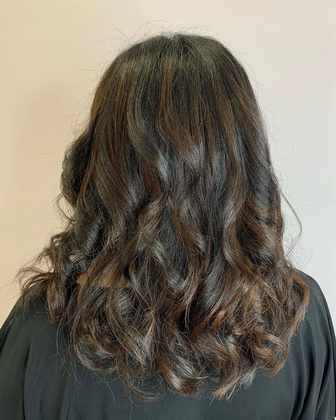 august hairstyles and color ideas 2026 Chocolate Waves With Dimensional Shine