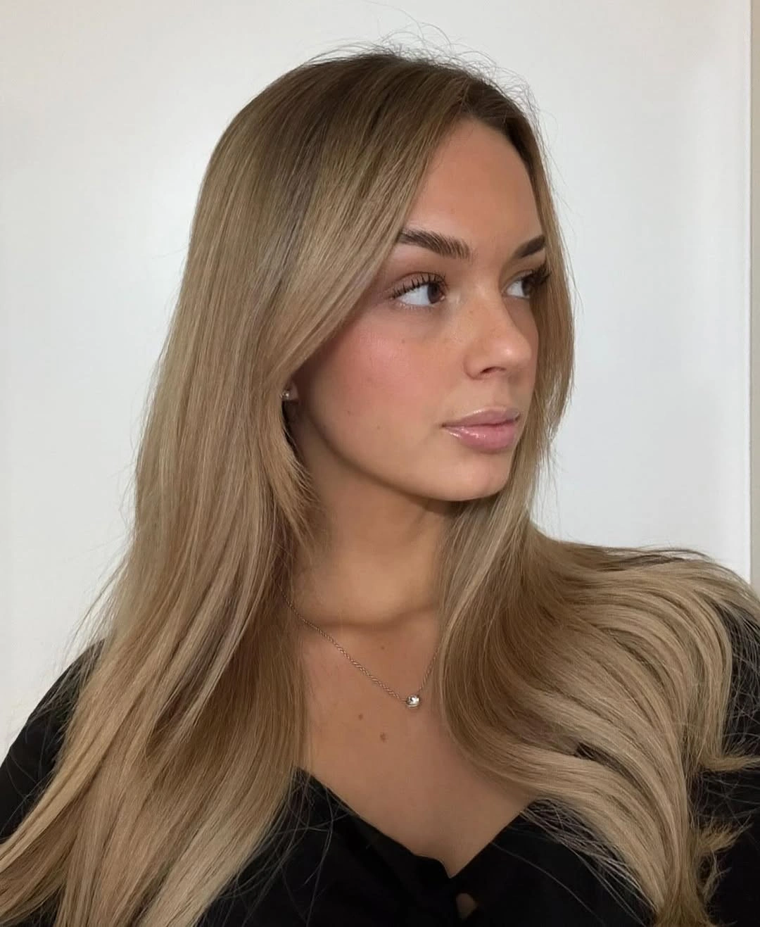 beige blond hair color Luxurious Beige Blonde with Face-Framing Layers