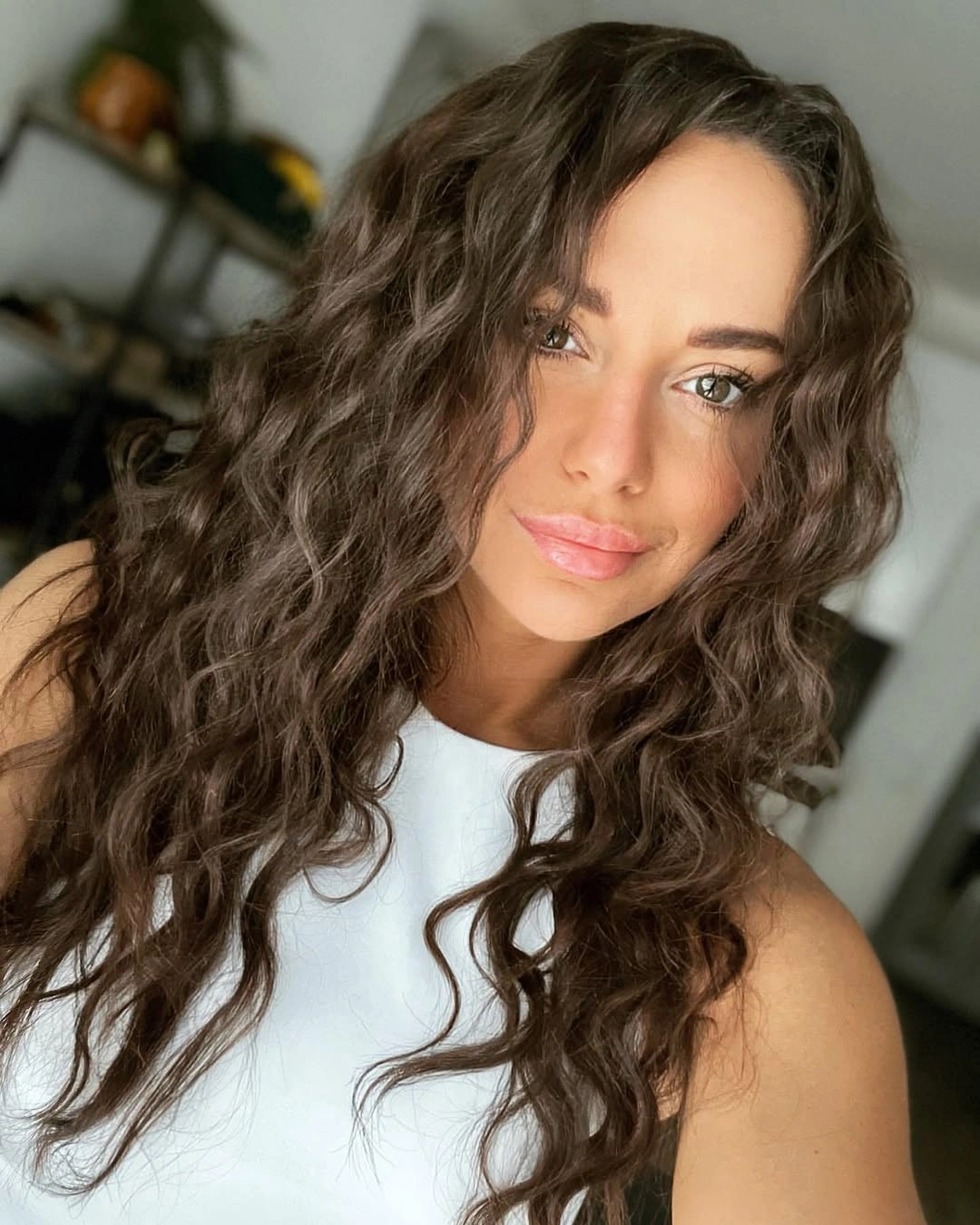 dimensional brunette hair color Loose Curly Brunette Hair With Soft Texture