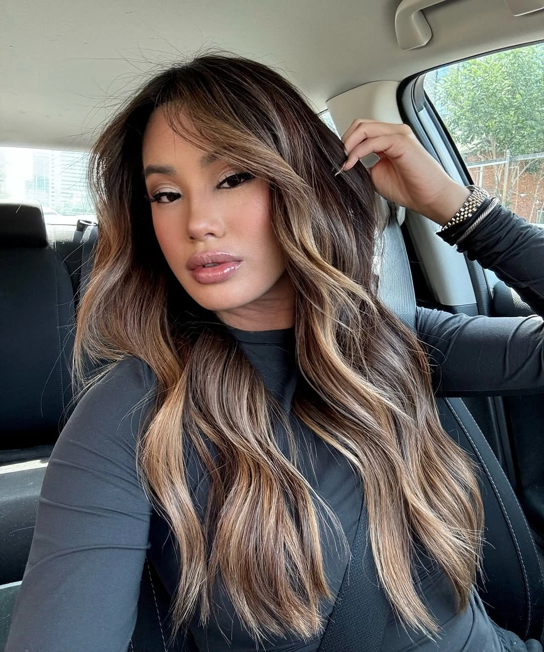 dimensional brunette hair color High-Contrast Brunette Waves With Blonde Ribbons