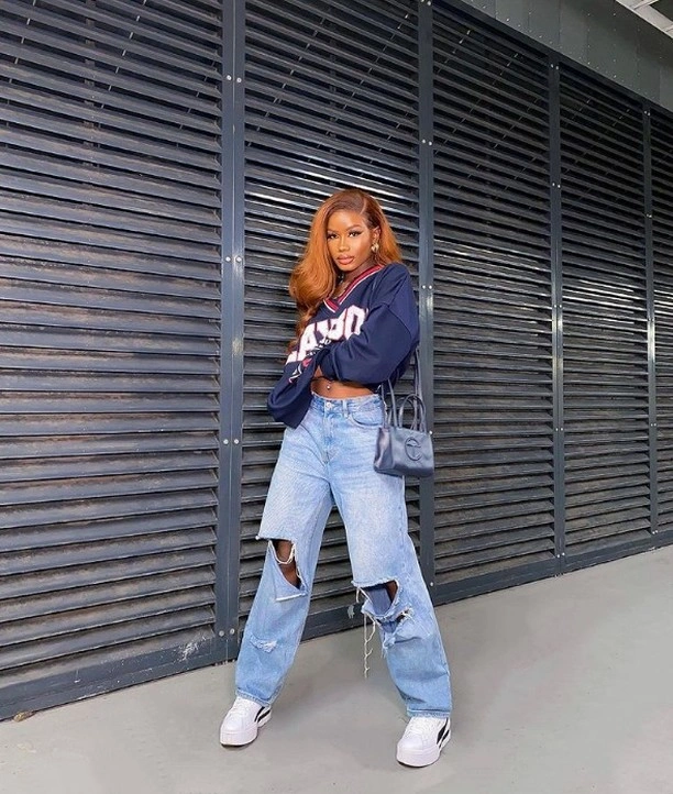 fall classy outfits women 2026 Relaxed Denim and a Cropped Sweatshirt with Modern Street Energy
