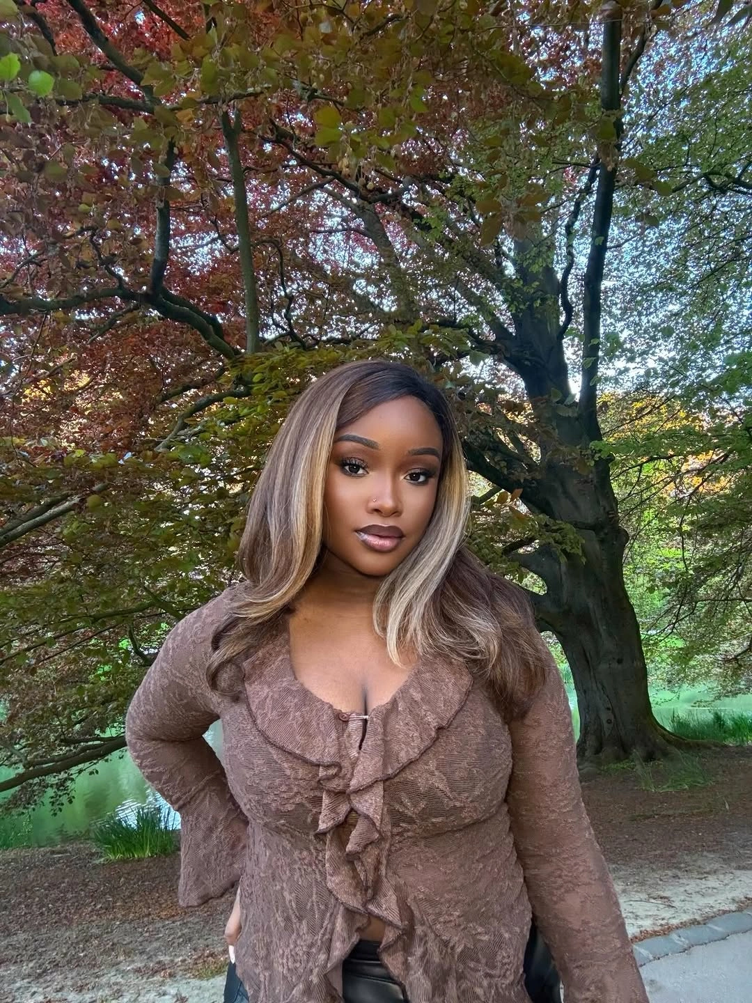 fall hair colors for black women 2026 Soft Mushroom Brunette with Face-Framing Blonde Ribbons