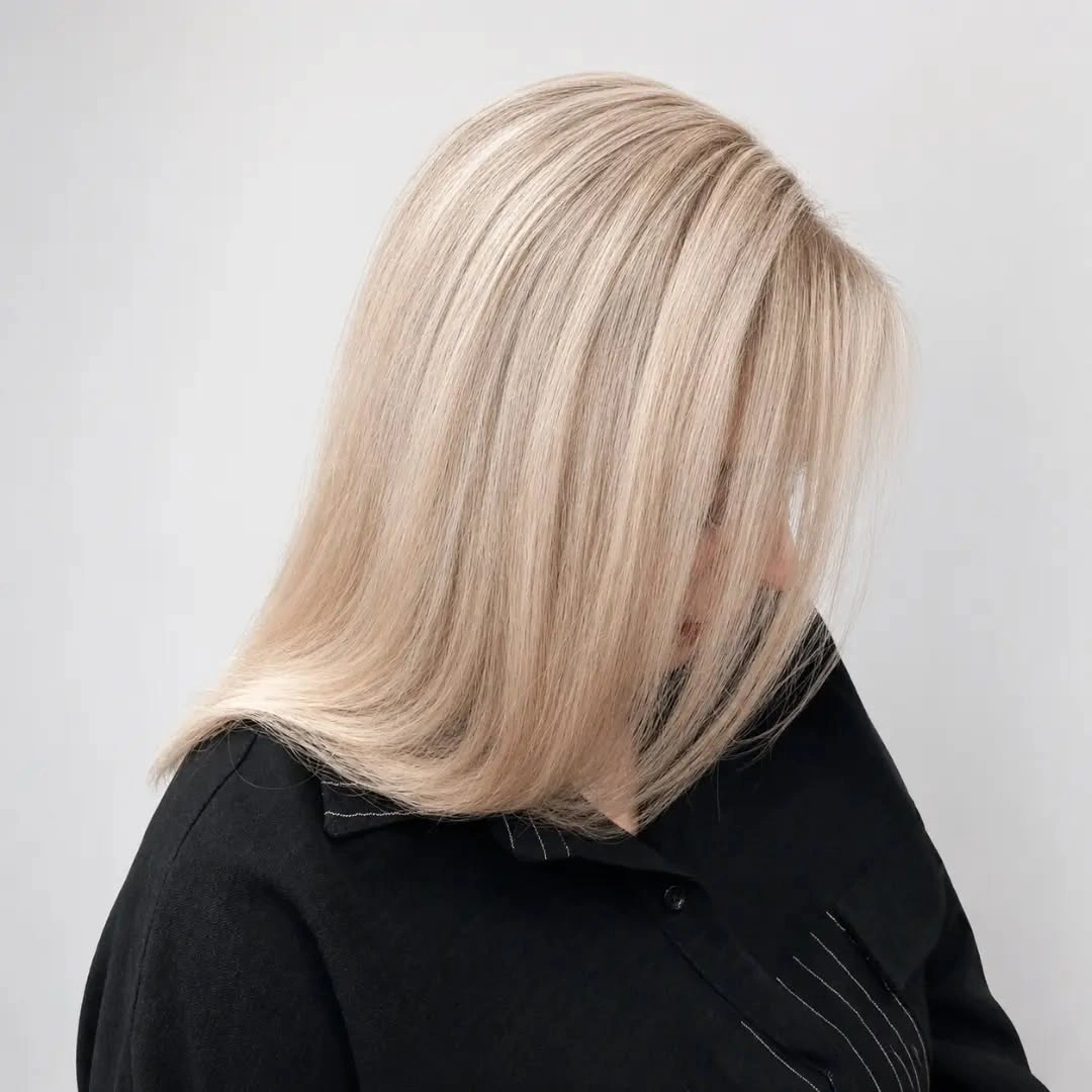 fall hair colour ideas 2026 Soft Pearl Blonde With Minimalist Elegance