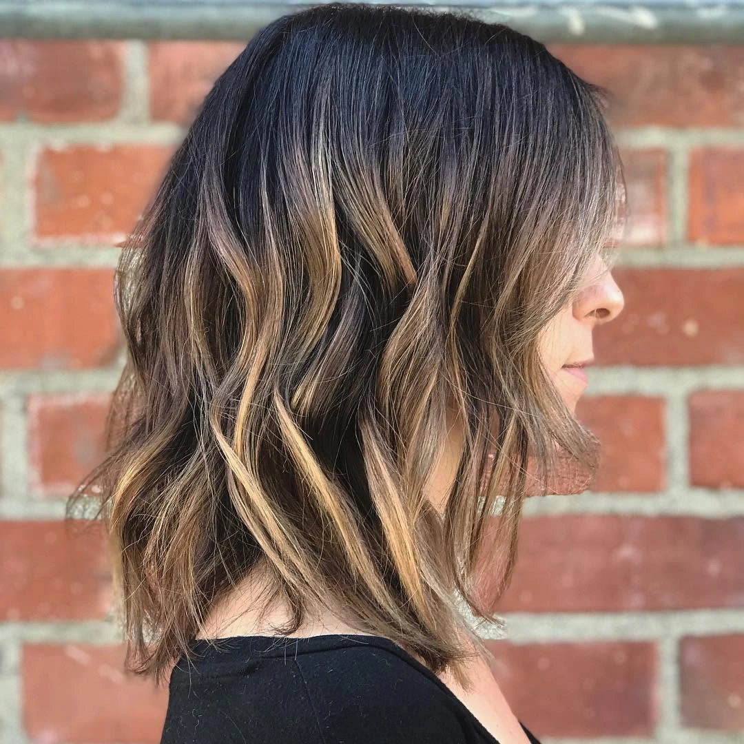 fall haircuts for women 2026 Textured Wavy Lob with Soft Caramel Highlights