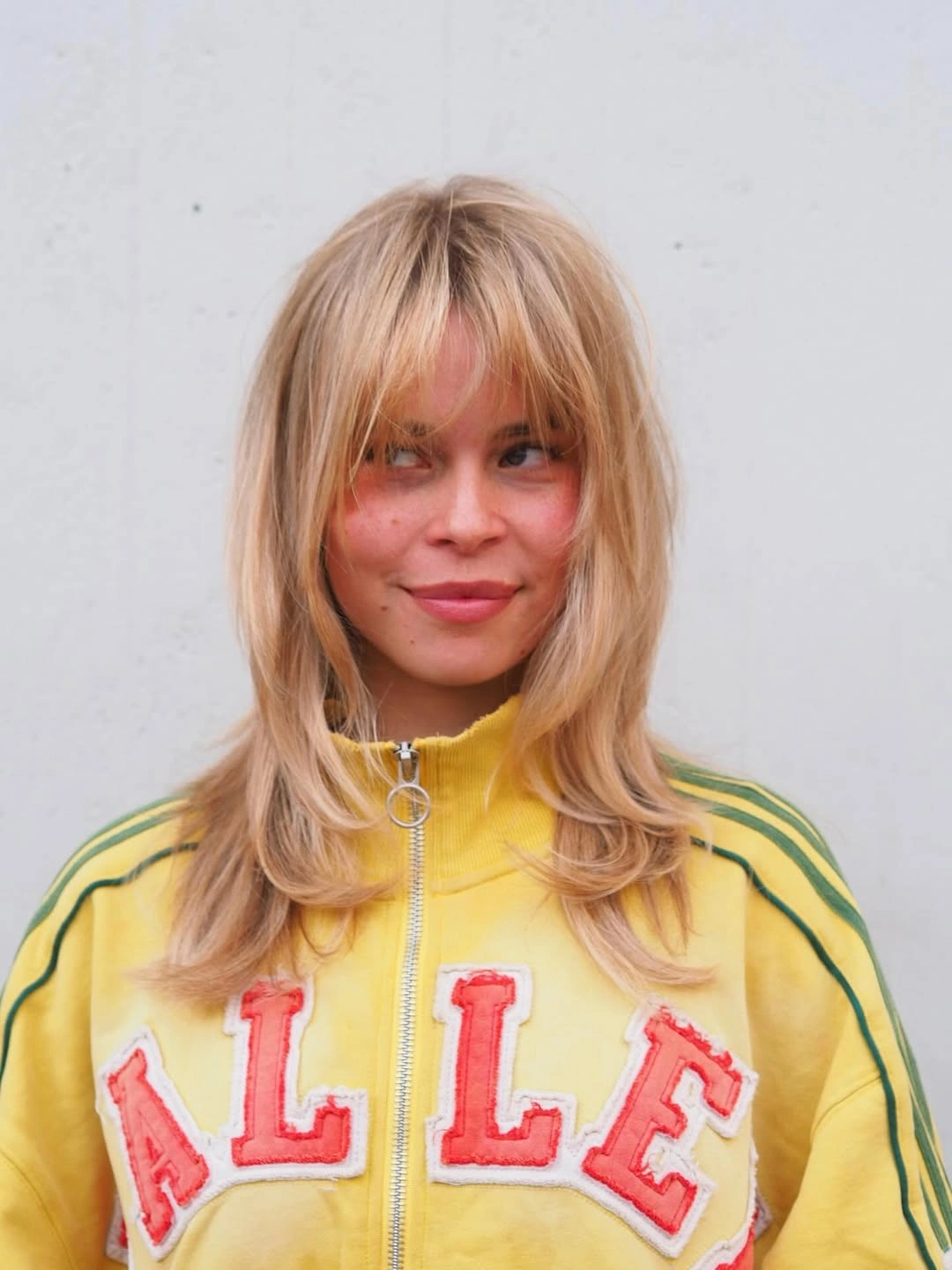 fall hairstyles 2026 Relaxed Butterfly Shag With Soft Blonde Texture