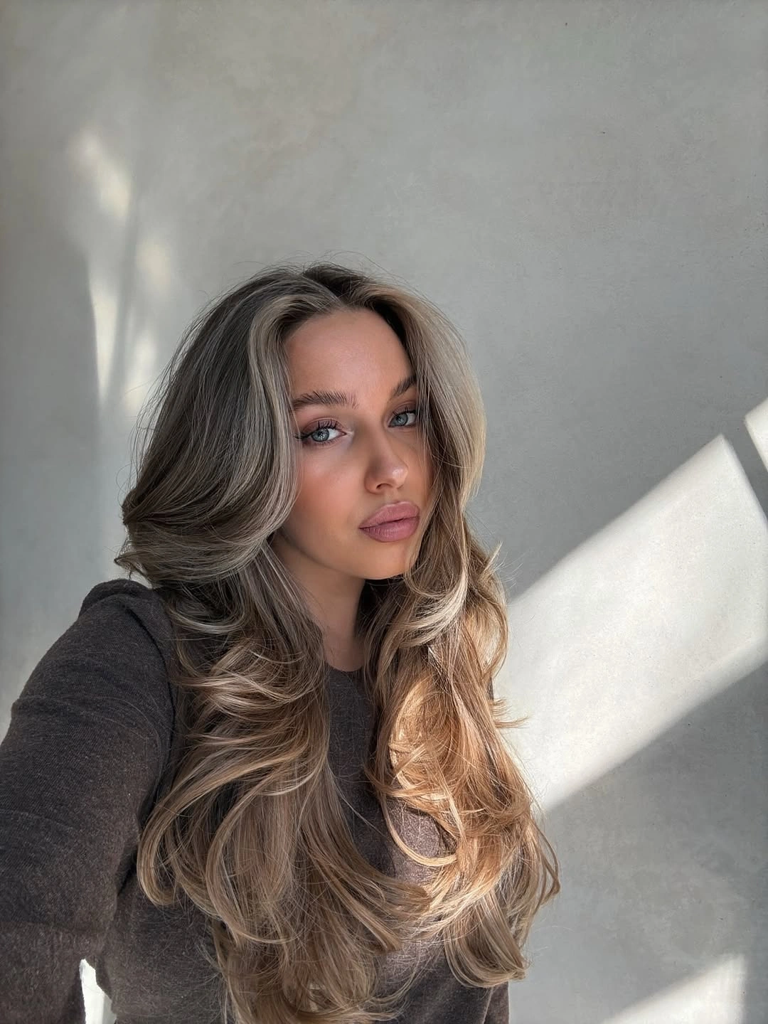 fall hairstyles for long hair 2026 Soft Butterfly Layers with Dimensional Blonde Ribbons