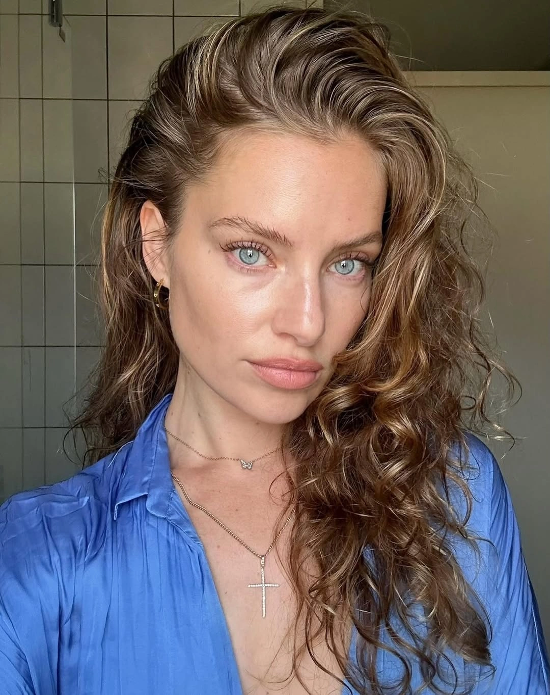 fall hairstyles for long hair 2026 Natural Volume with Soft Waves and Swept-Back Texture