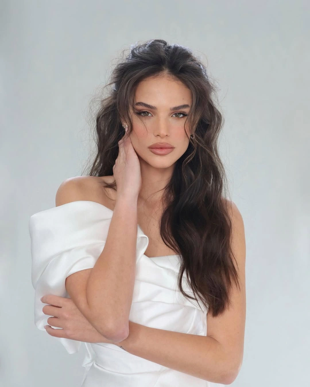 Fall hairstyles for wedding guests 2026 Soft Bohemian Waves for a Romantic Autumn Celebration