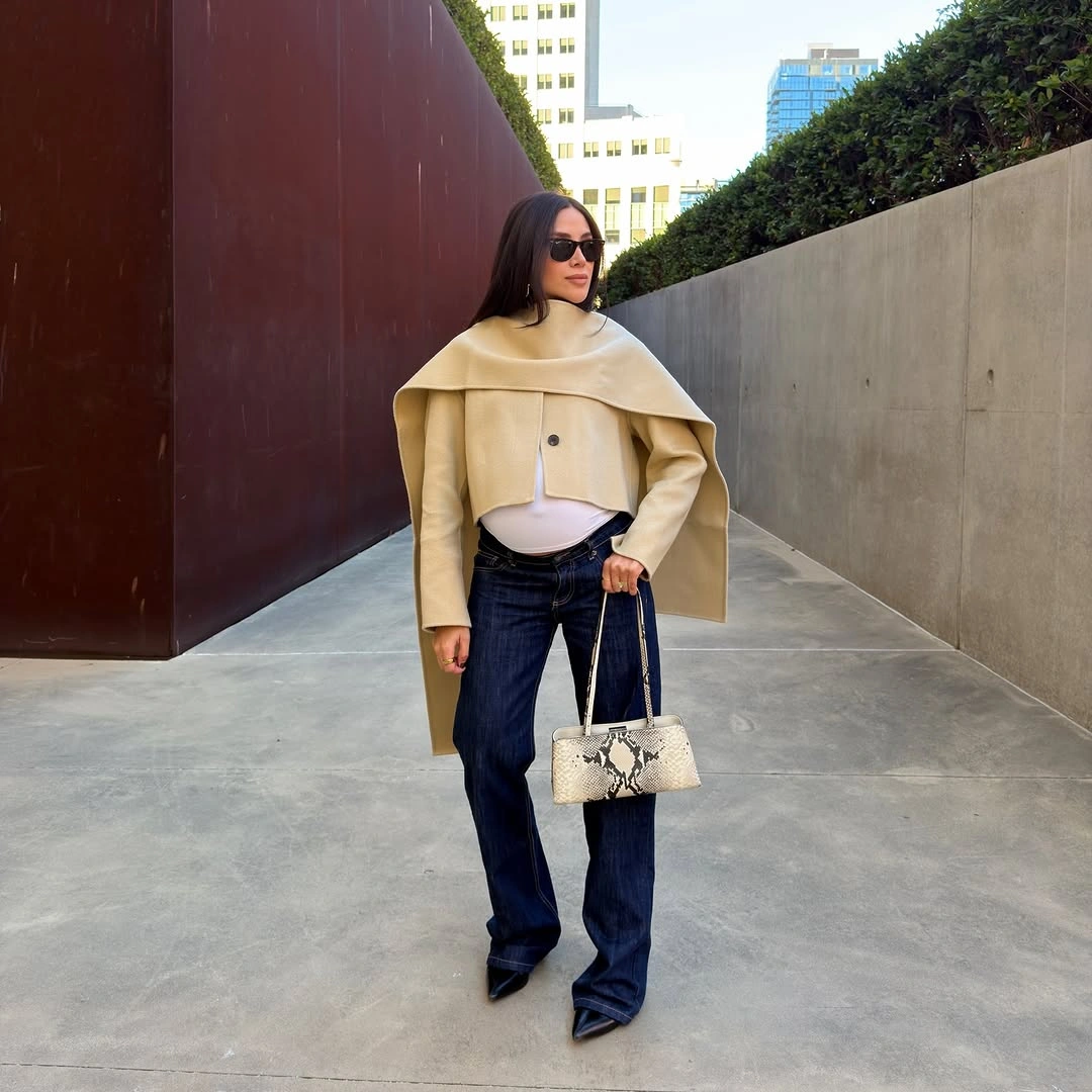 fall pregnancy outfits 2026 Elegant Denim and Sculptural Layers for a Fashion-Forward Fall