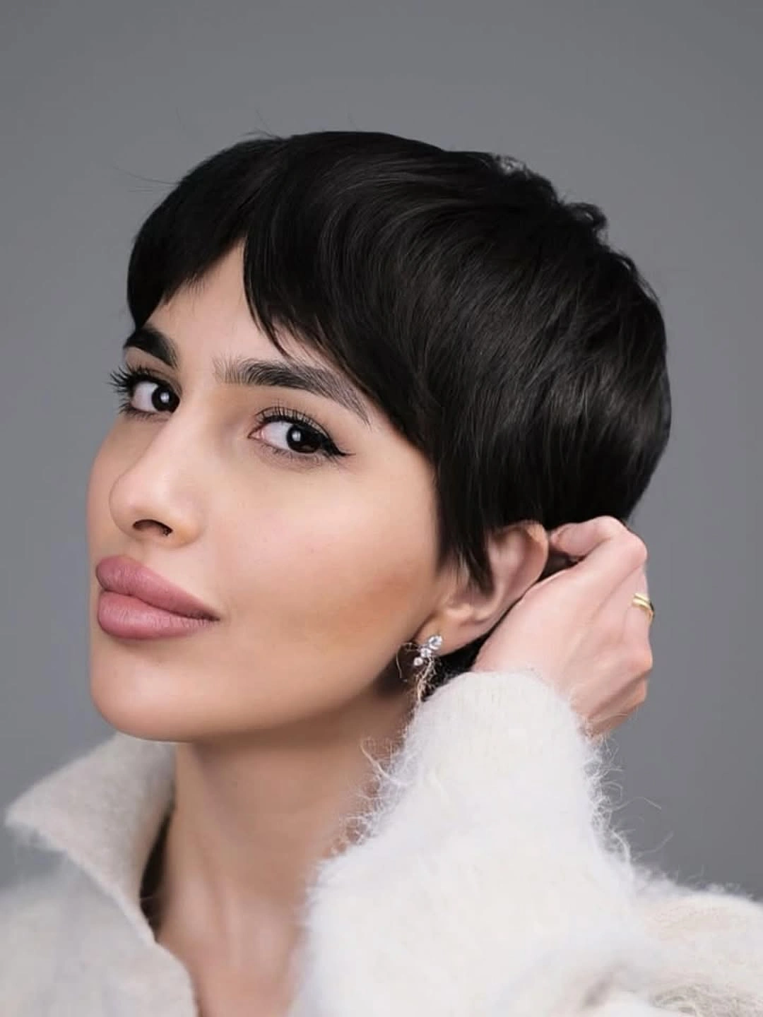 fall short haircuts 2026 Classic Espresso Pixie With Soft Feathered Bangs