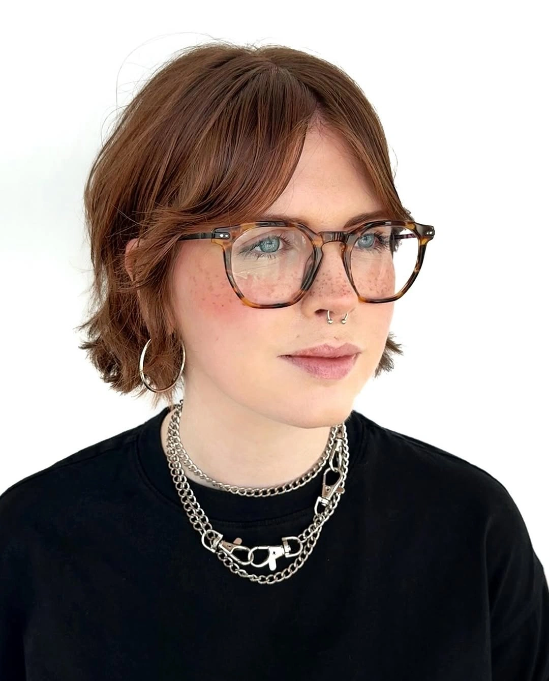 fall short haircuts 2026 Soft Layered Bob With Curtain Bangs and Cozy Autumn Charm