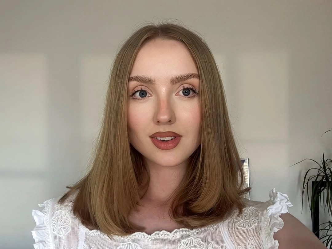 fall medium haircuts 2026 Classic Shoulder-Length Blowout With Soft Curves
