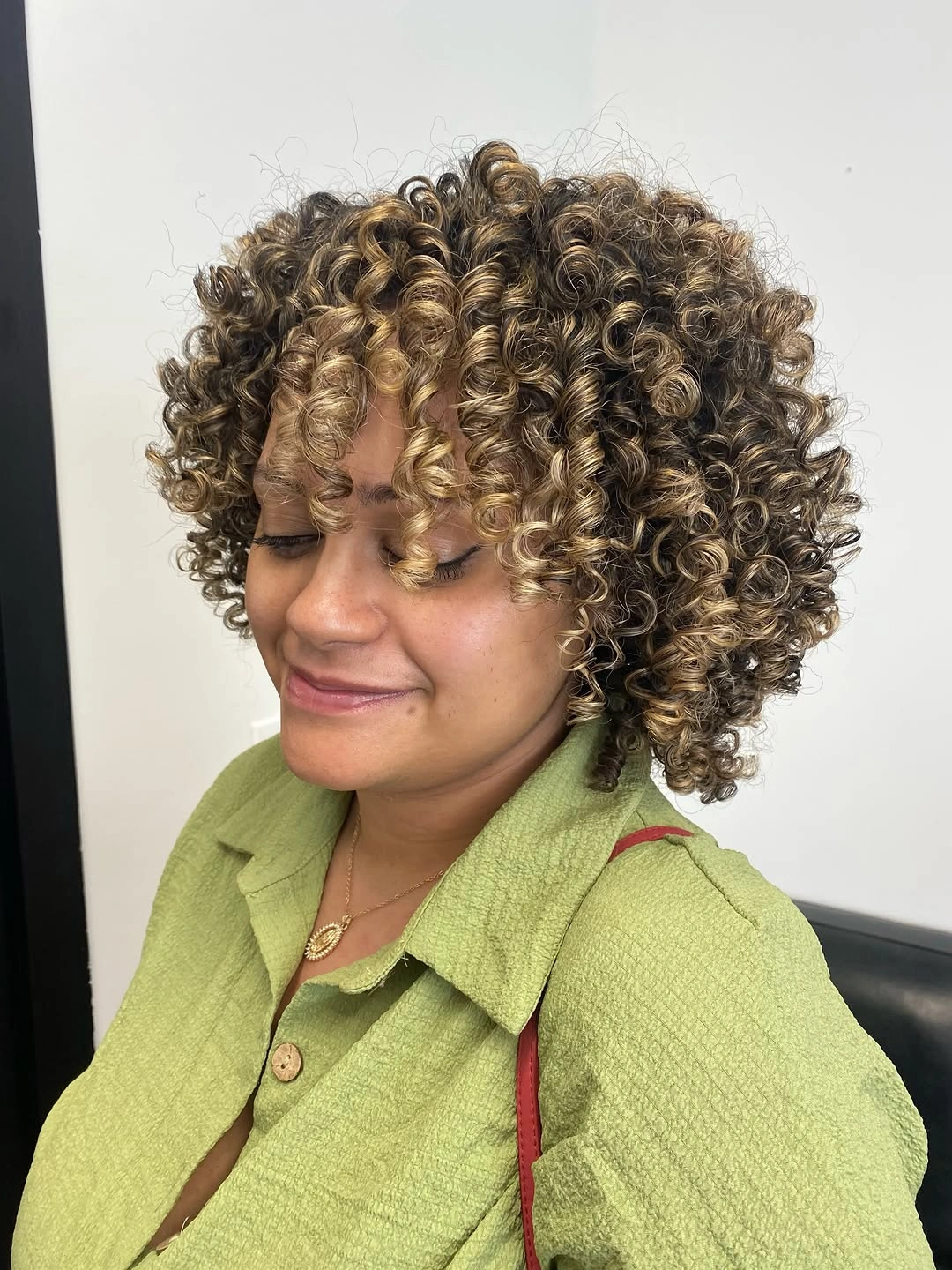 fall short haircuts 2026 Defined Curly Bob With Golden Highlights Full of Autumn Dimension