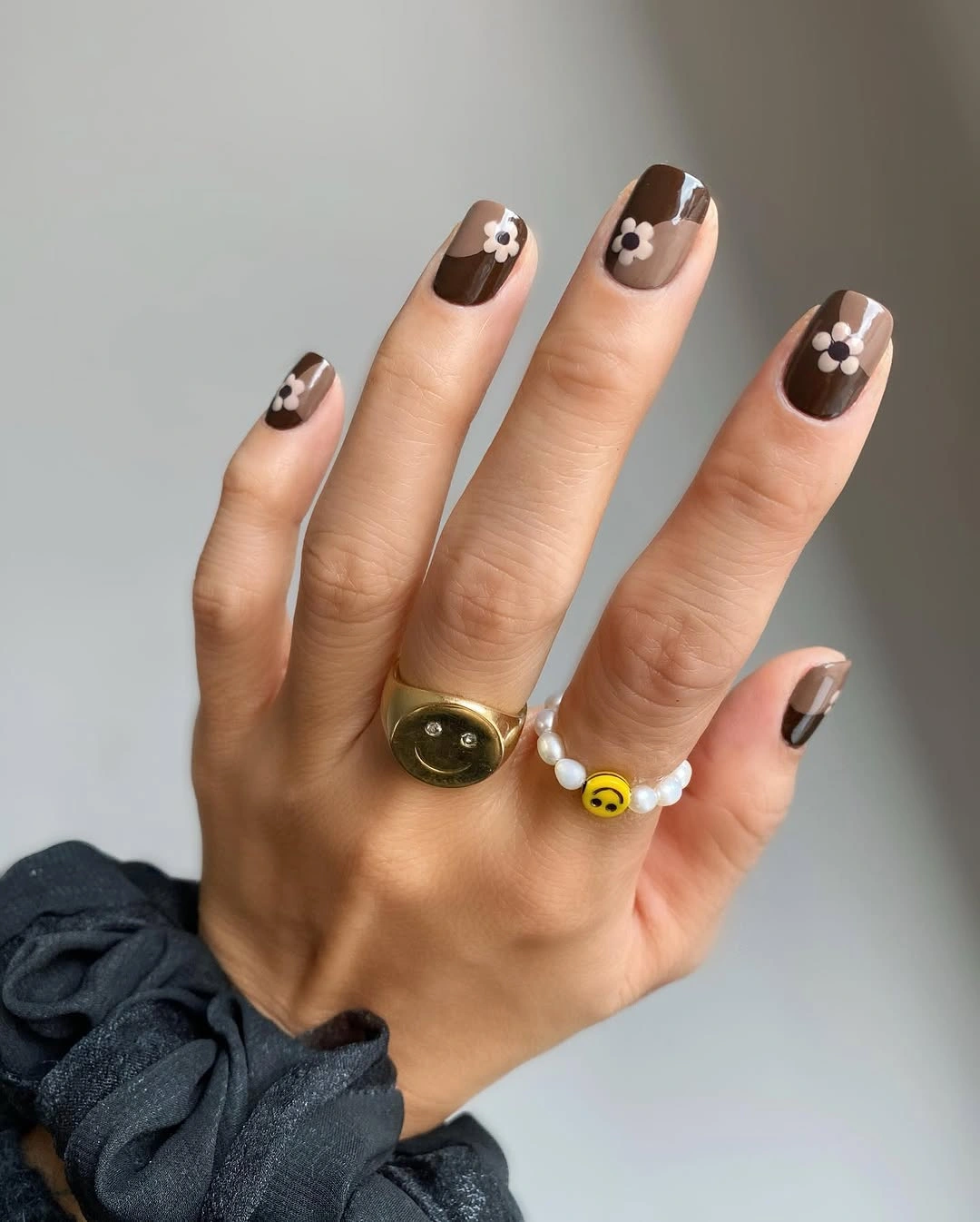 Fall short nails 2026 Brown Daisy Short Nails With Black Cuffs
