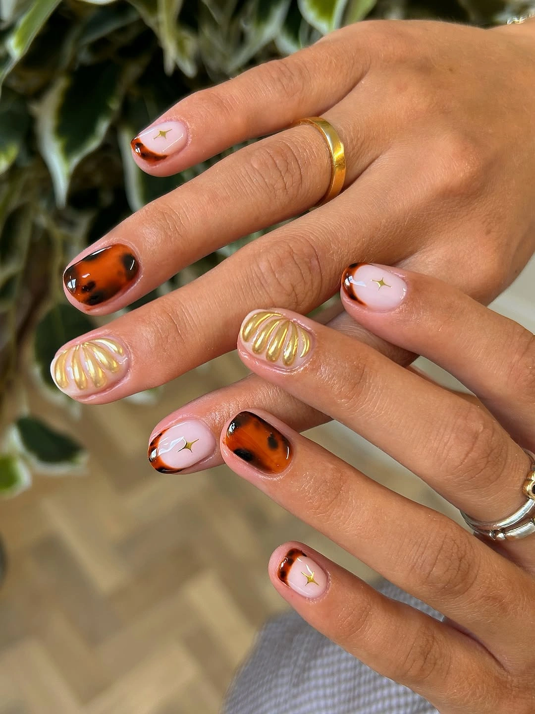 Fall short nails 2026 Mixed Tortoise And Gold Leaf Short Nails