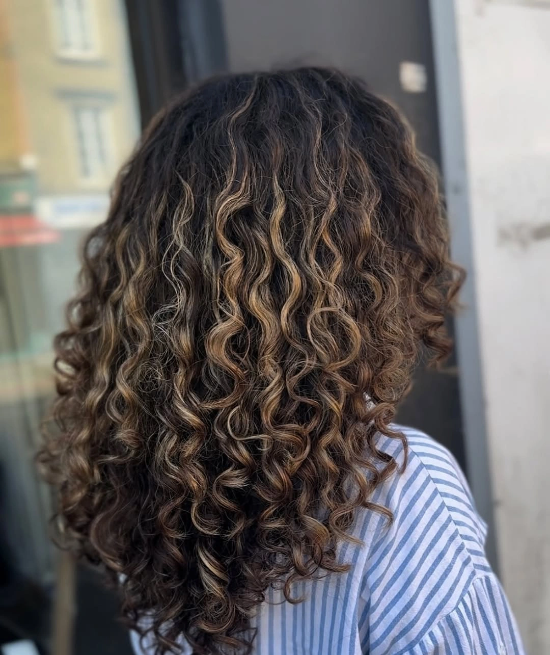 heatless curls hairstyle Long Defined Curls With Soft Caramel Dimension