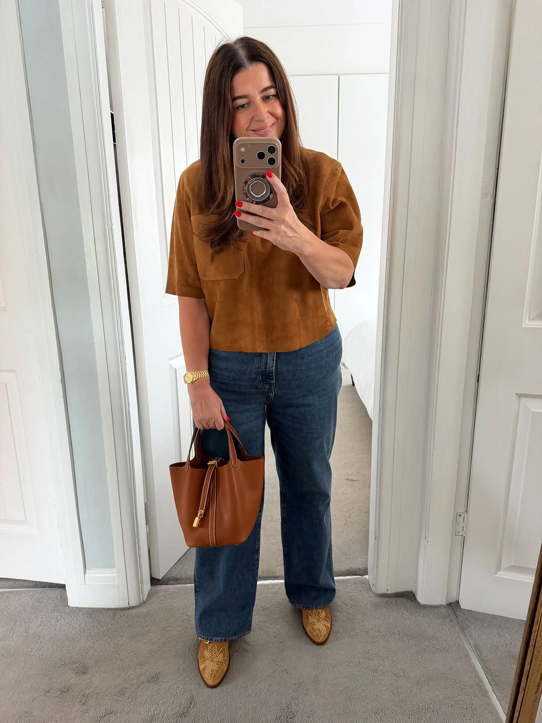 September fashion trends 2026 Suede Brown Tee With Straight Jeans