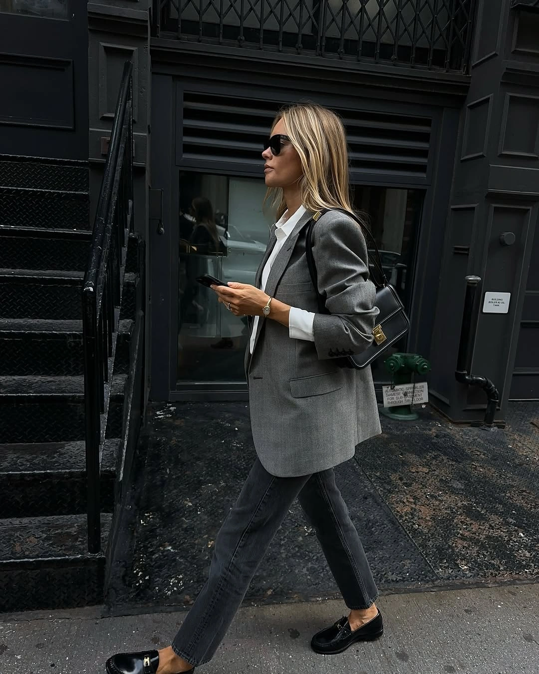 September outfits ideas 2026 Gray Blazer With Slim Black Layers