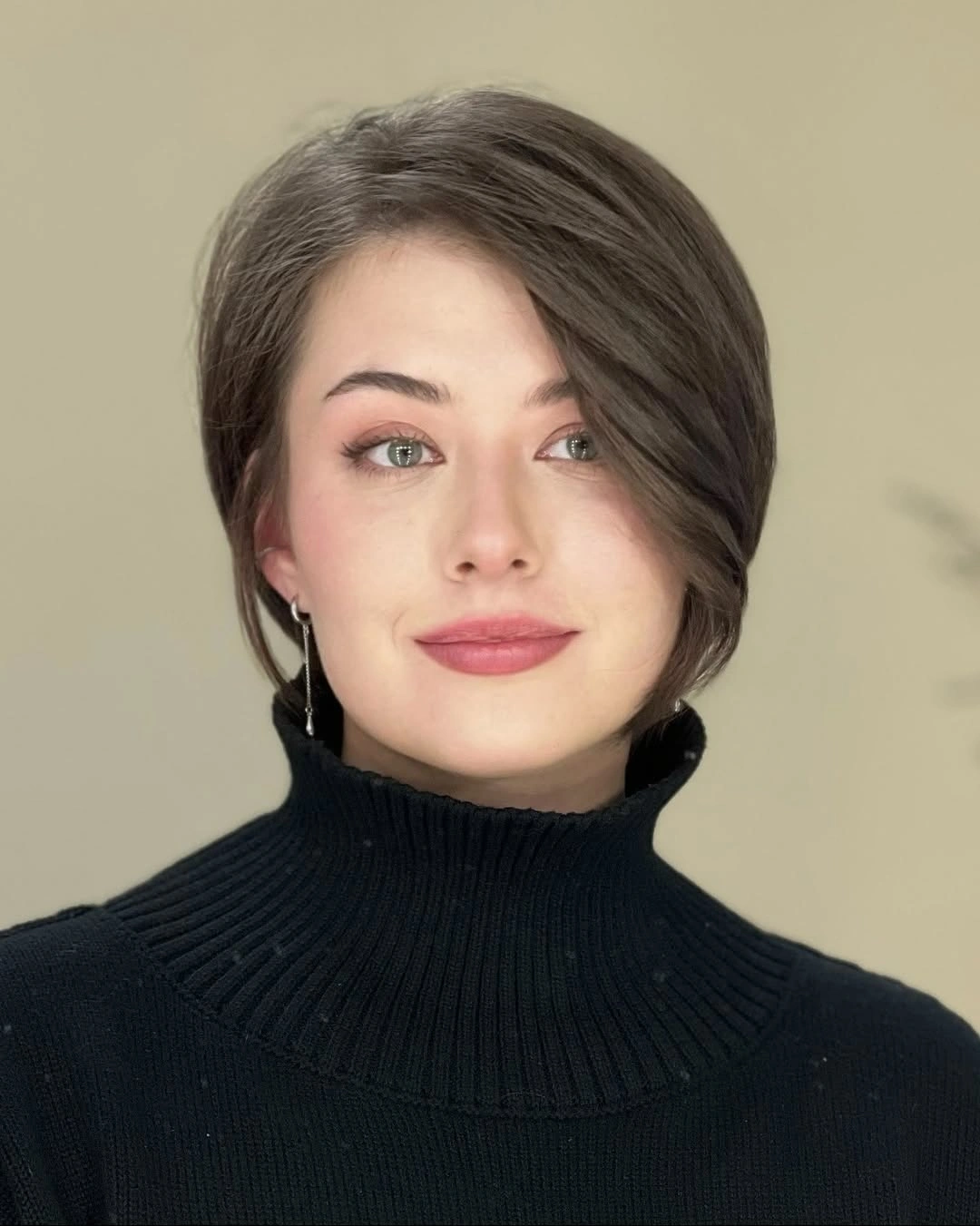 short bobbed hairstyle Elegant Side-Part Bob With Soft Volume