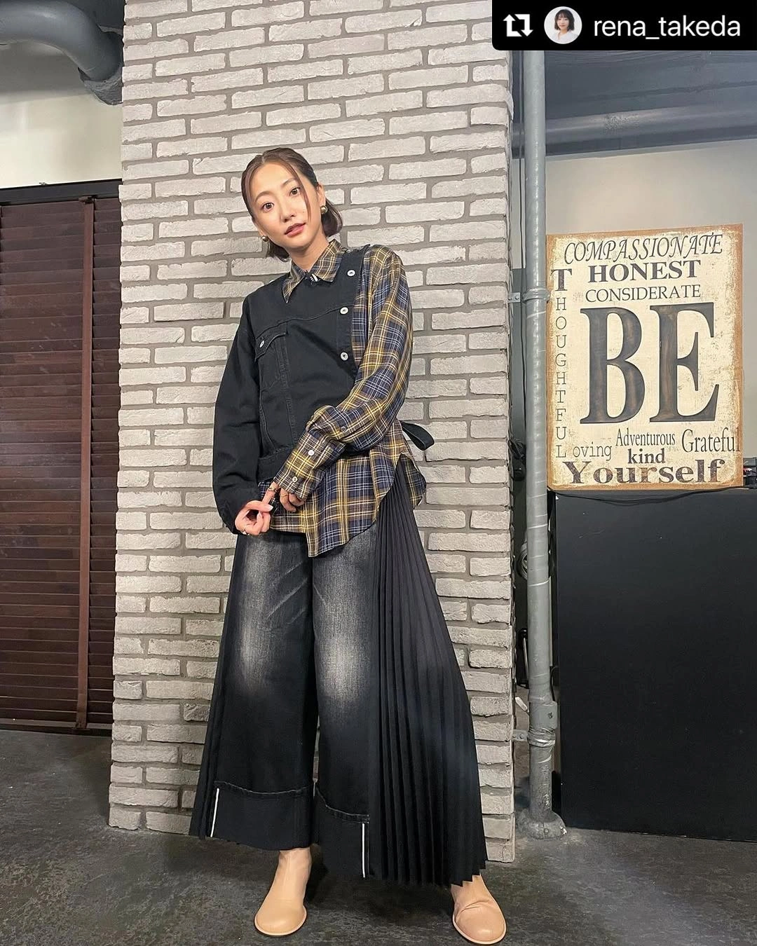 wide leg jeans outfit fall 2026 Plaid Layers With Modern Black Wide-Leg Denim