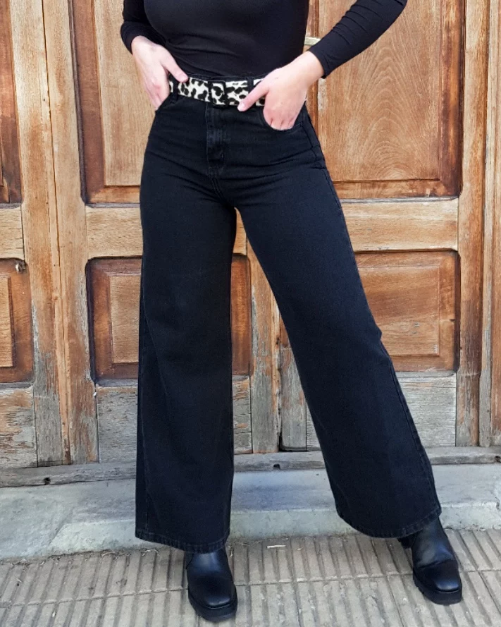 wide leg jeans outfit fall 2026 Black Wide-Leg Jeans Styled With Statement Boots