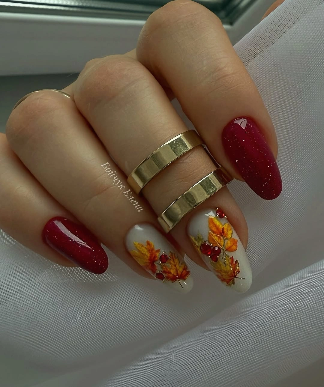 Short burgundy nails with pale floral accent nails