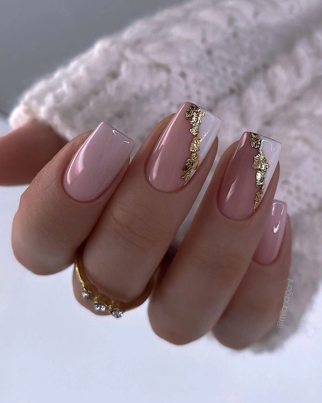 Nude square nails with narrow gold vertical accent details