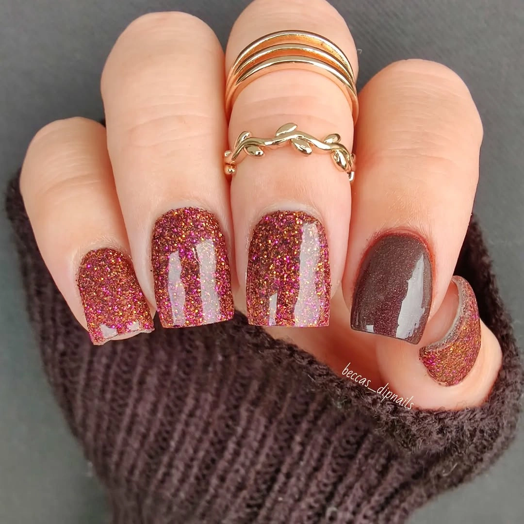 Short square nails with copper sparkle-like polish plum brown and pale vertical blocks