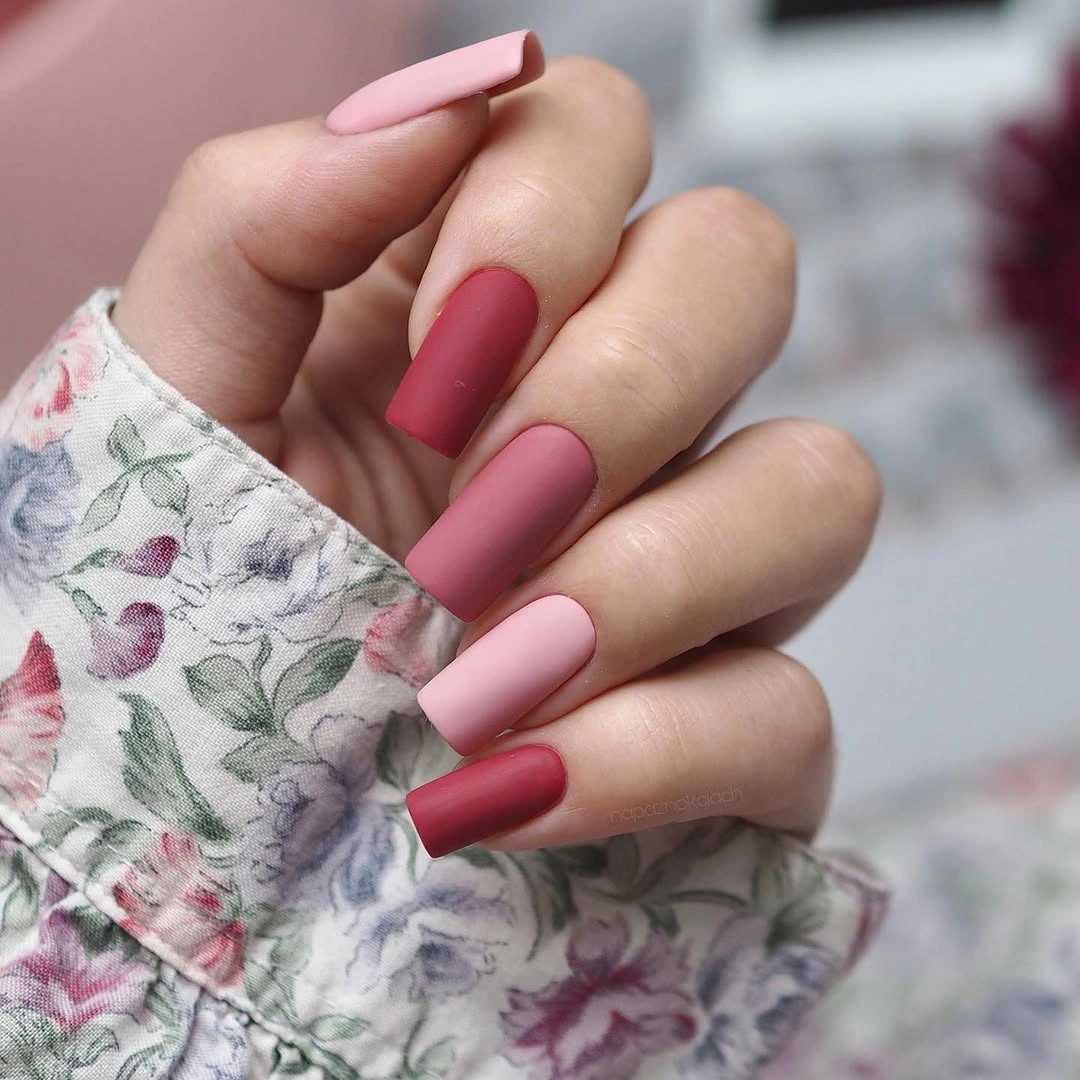 Medium square nails alternating dusty rose and soft pink shades