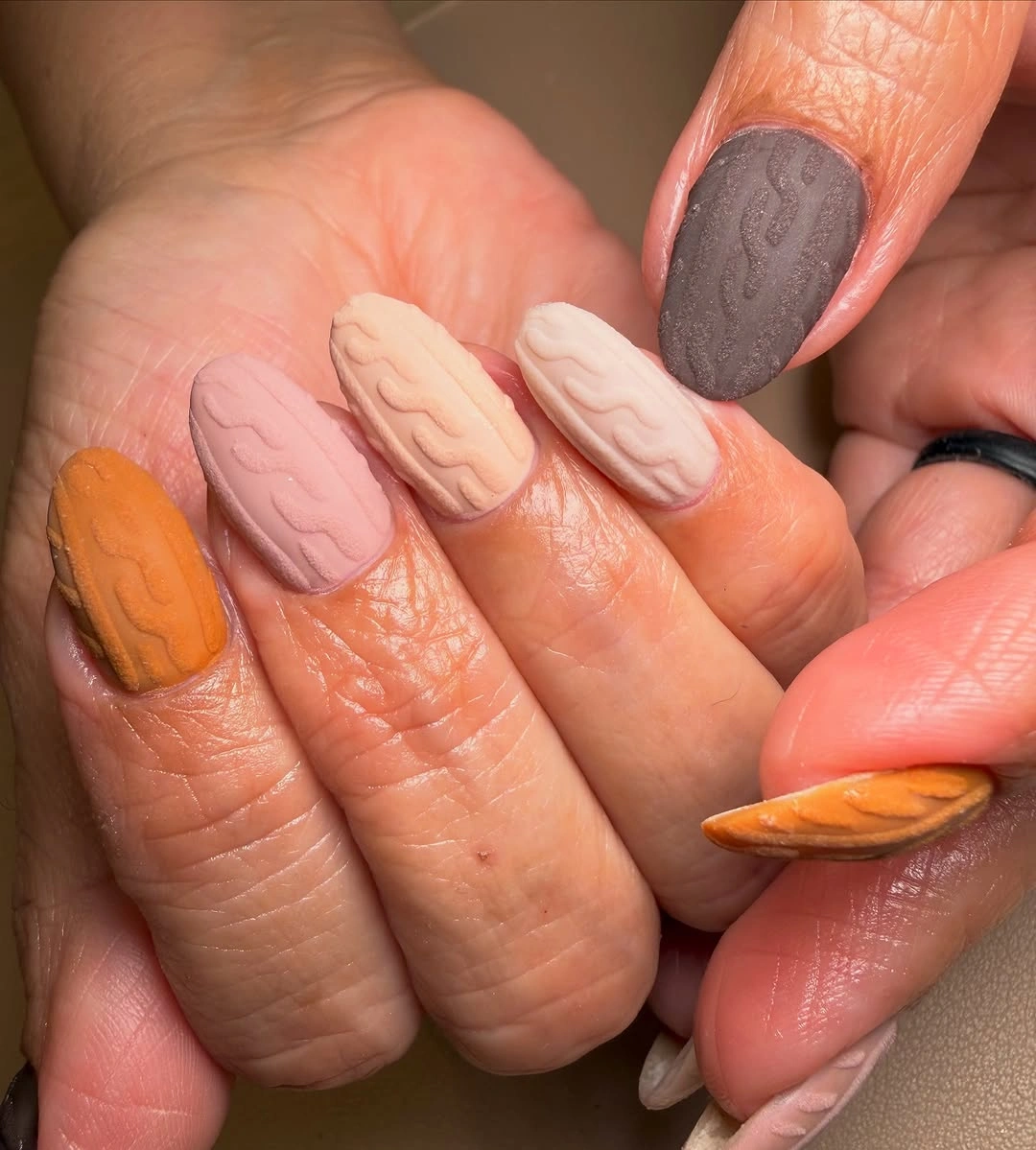 Short square nails in rust cream blush and charcoal with waves
