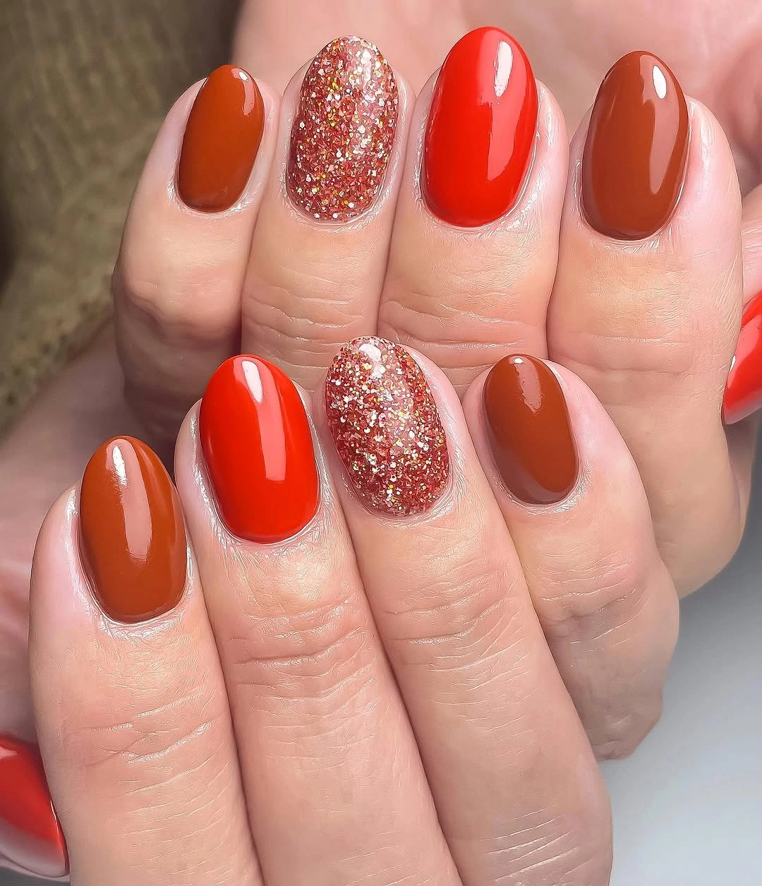 Short rust nails with bronze glitter accents