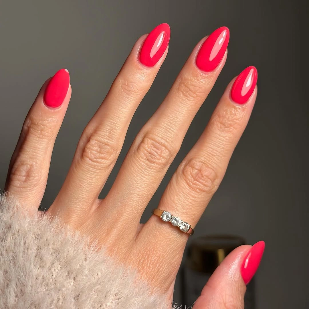 Amber tortoiseshell oval nails with bright turquoise accents