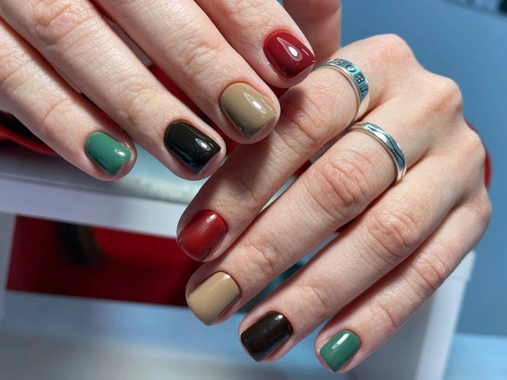 Short rounded red green black and beige color-block manicure