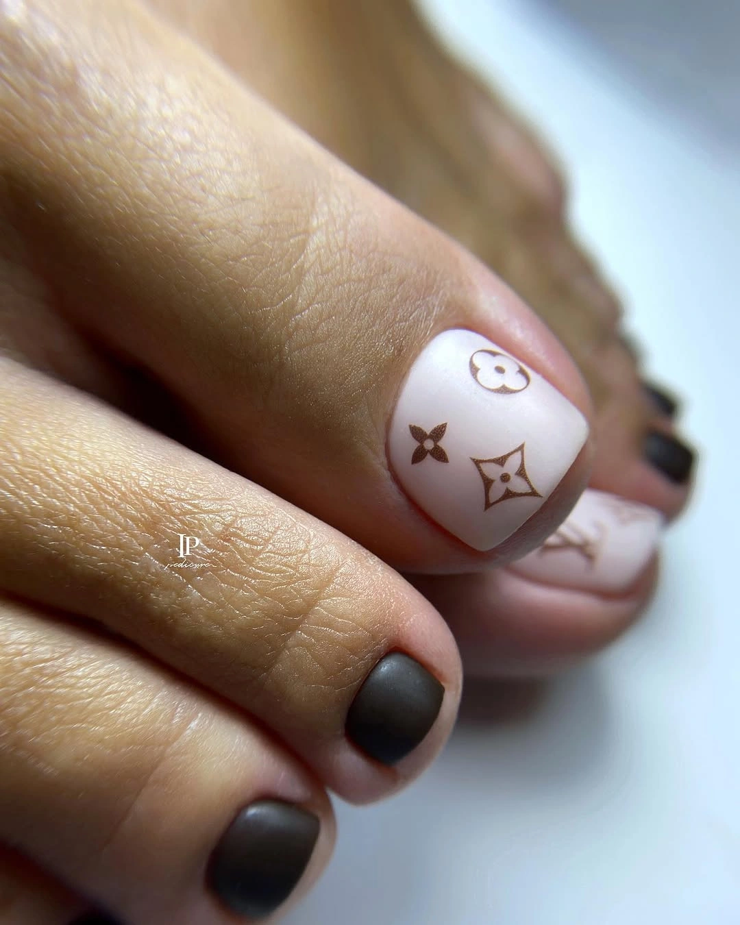 Taupe pedicure with pale pink motif art