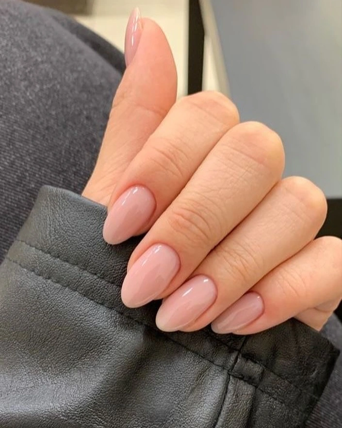 Pale pink short almond nails with cool curved lines and warm accents
