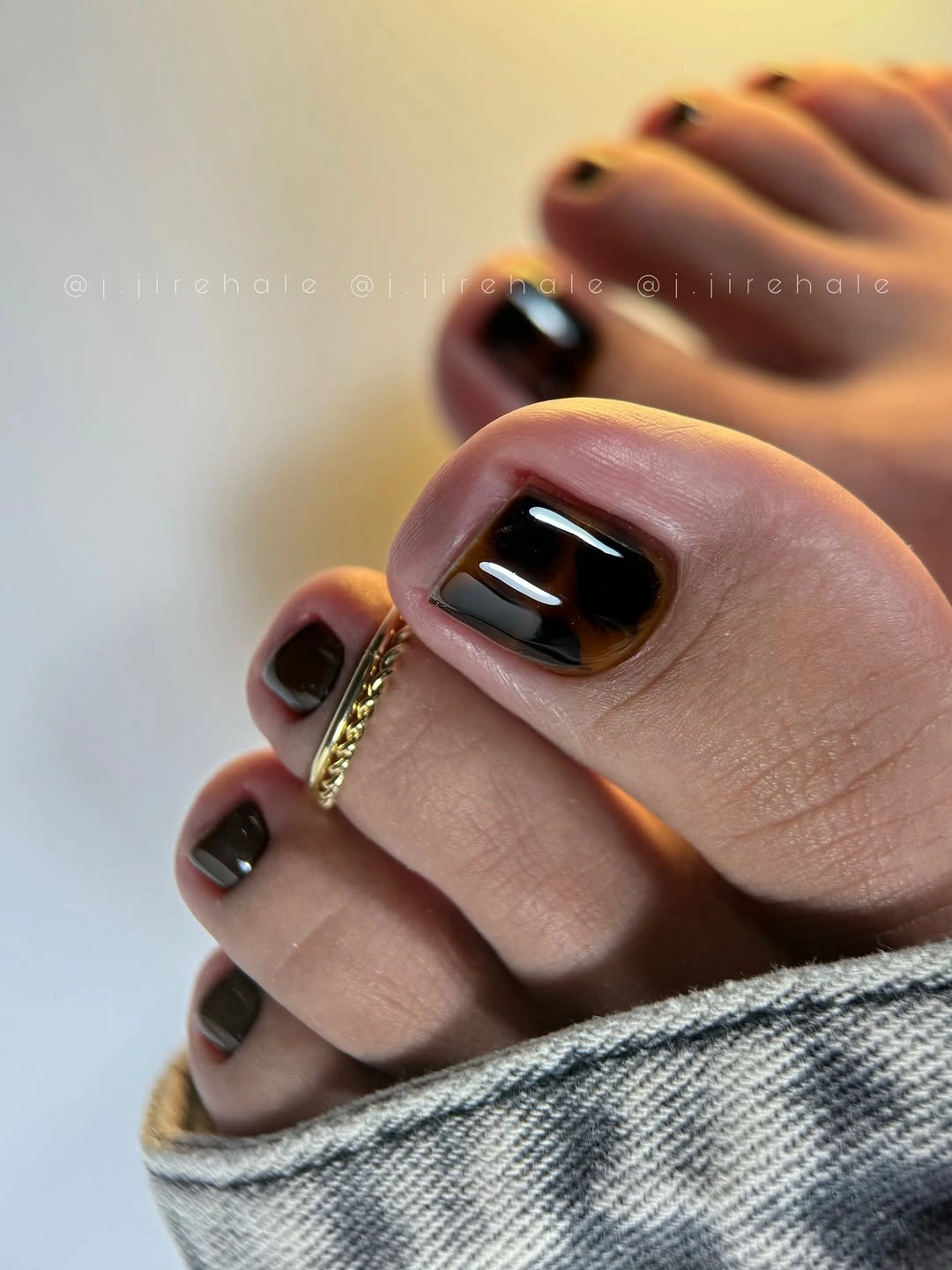 Glossy espresso black toes with compact rounded edges