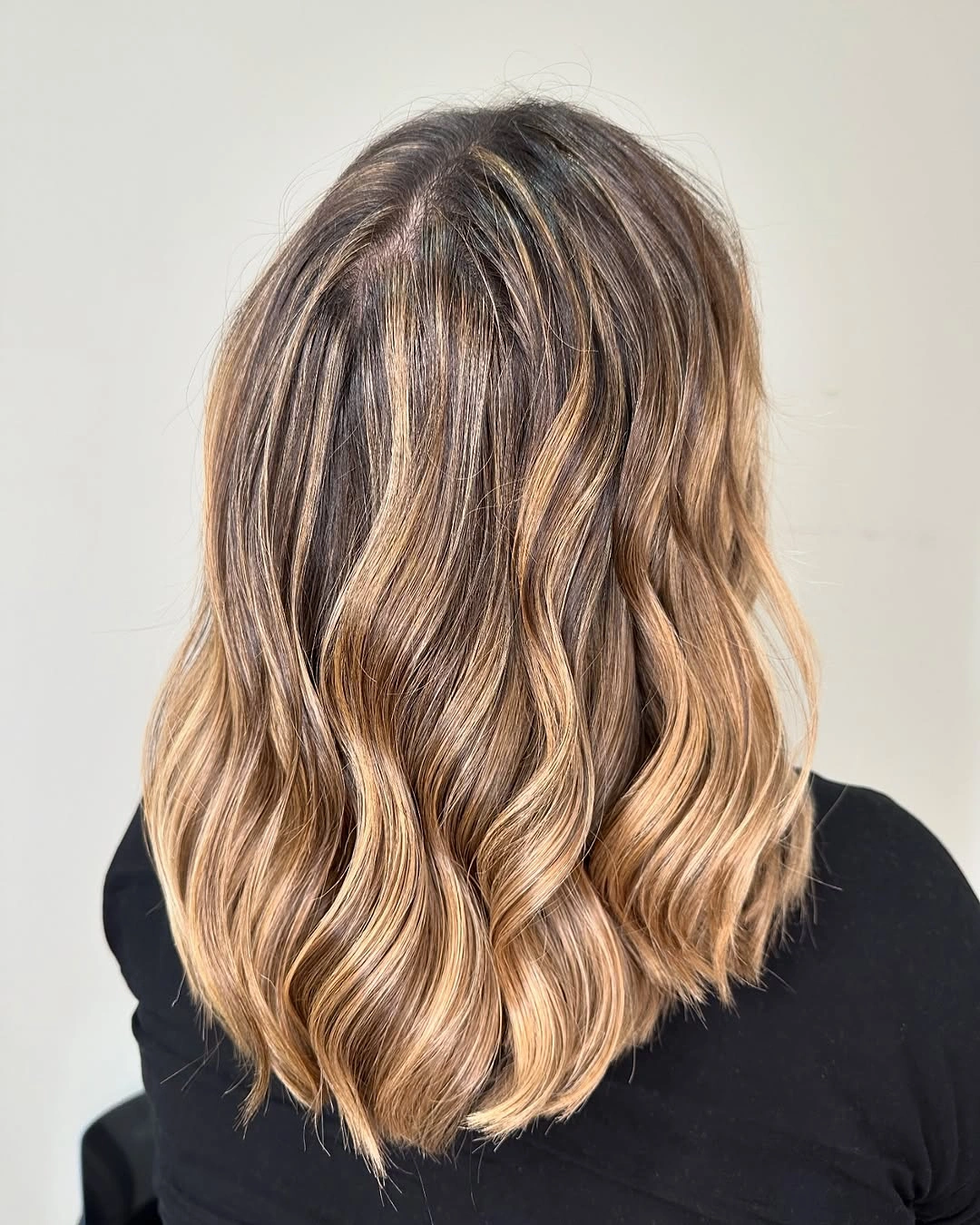 Medium brown wavy hair with beige blonde ribbons