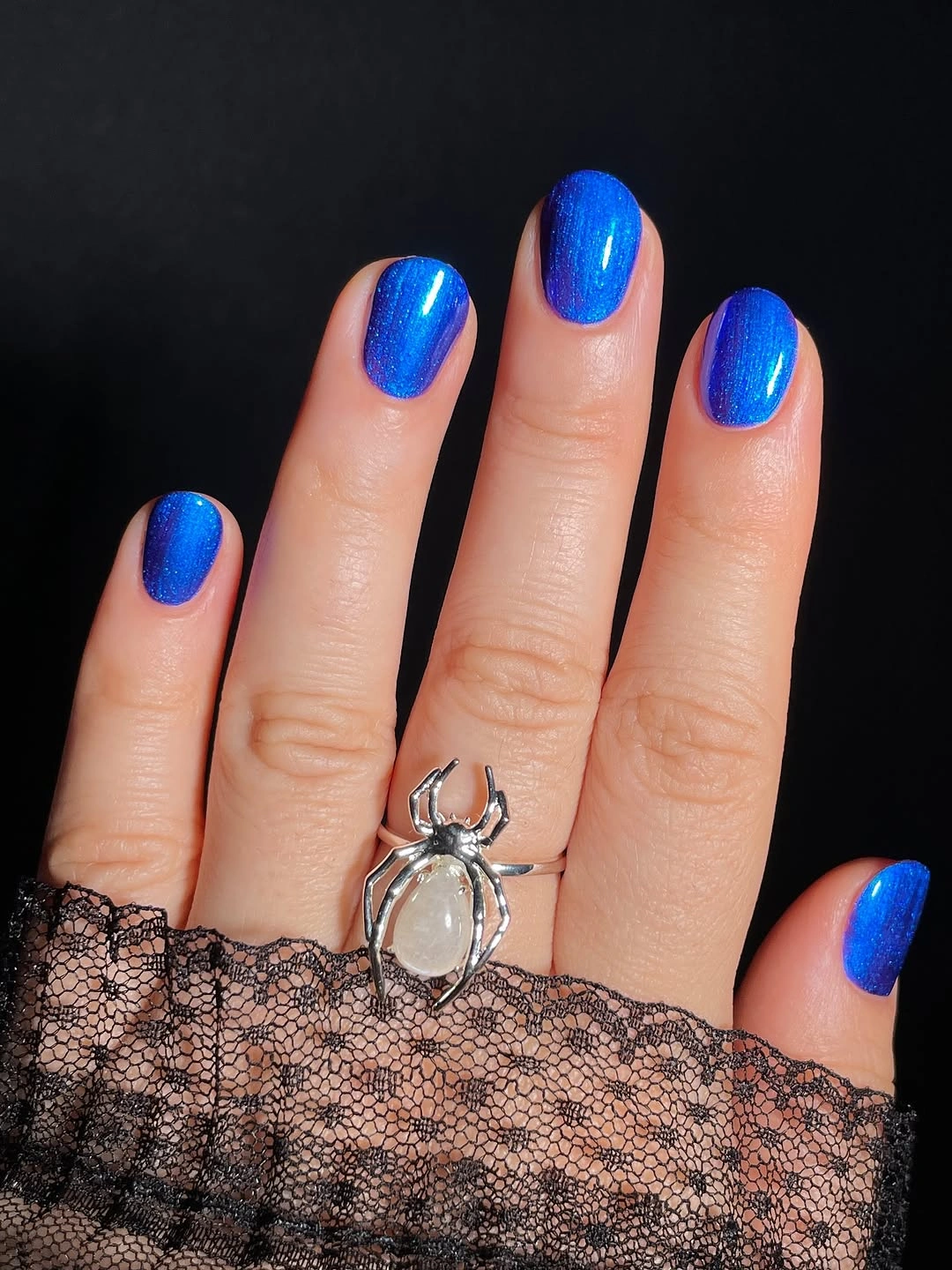 Short pearly royal blue nails with reflective blue finish