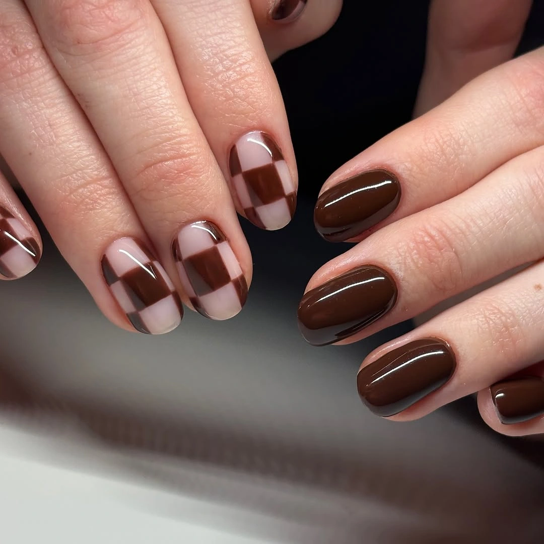 Short chocolate brown nude checkerboard nail manicure
