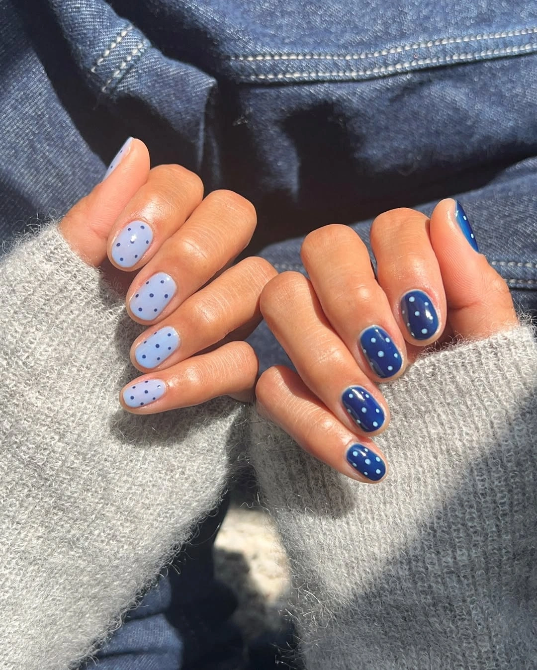 medium nails alternating periwinkle and navy with small contrasting dot details