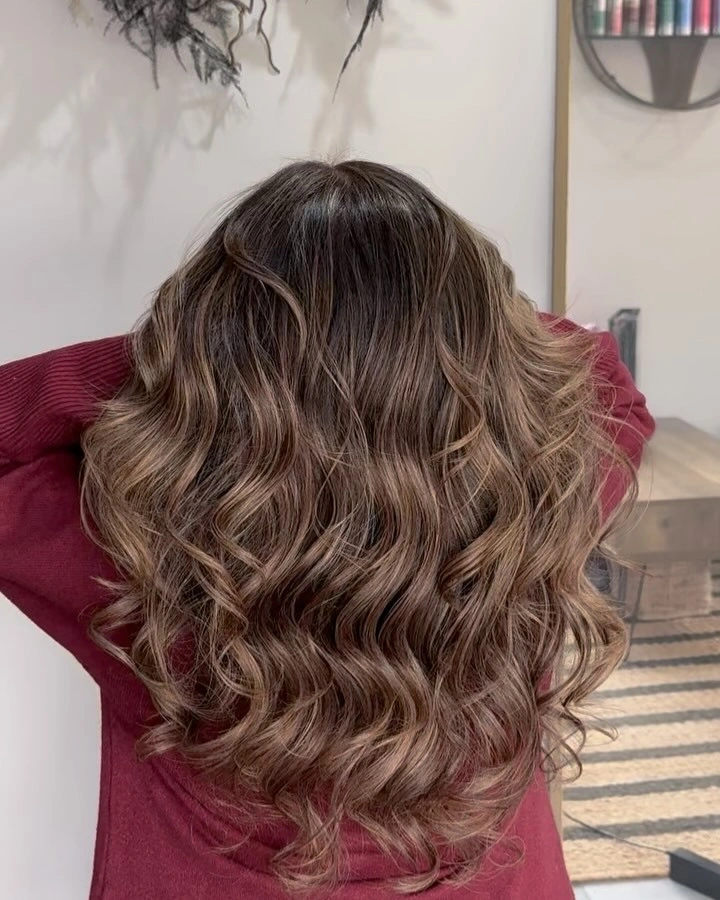 Medium curled brunette waves with dark crown and beige ends