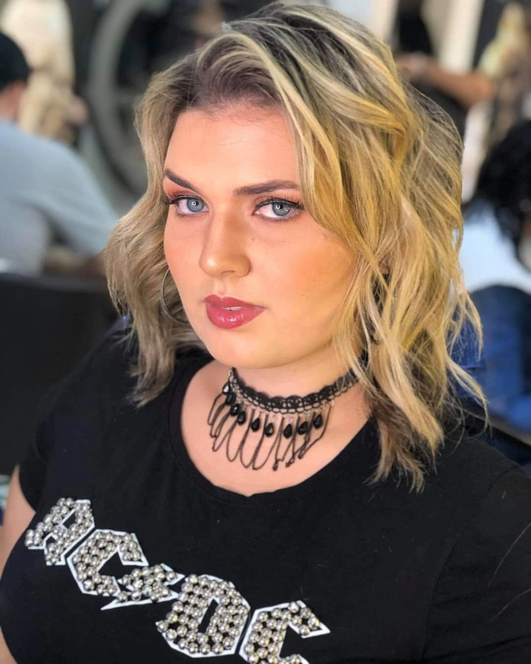 Blonde wavy lob with deep side part and textured ends
