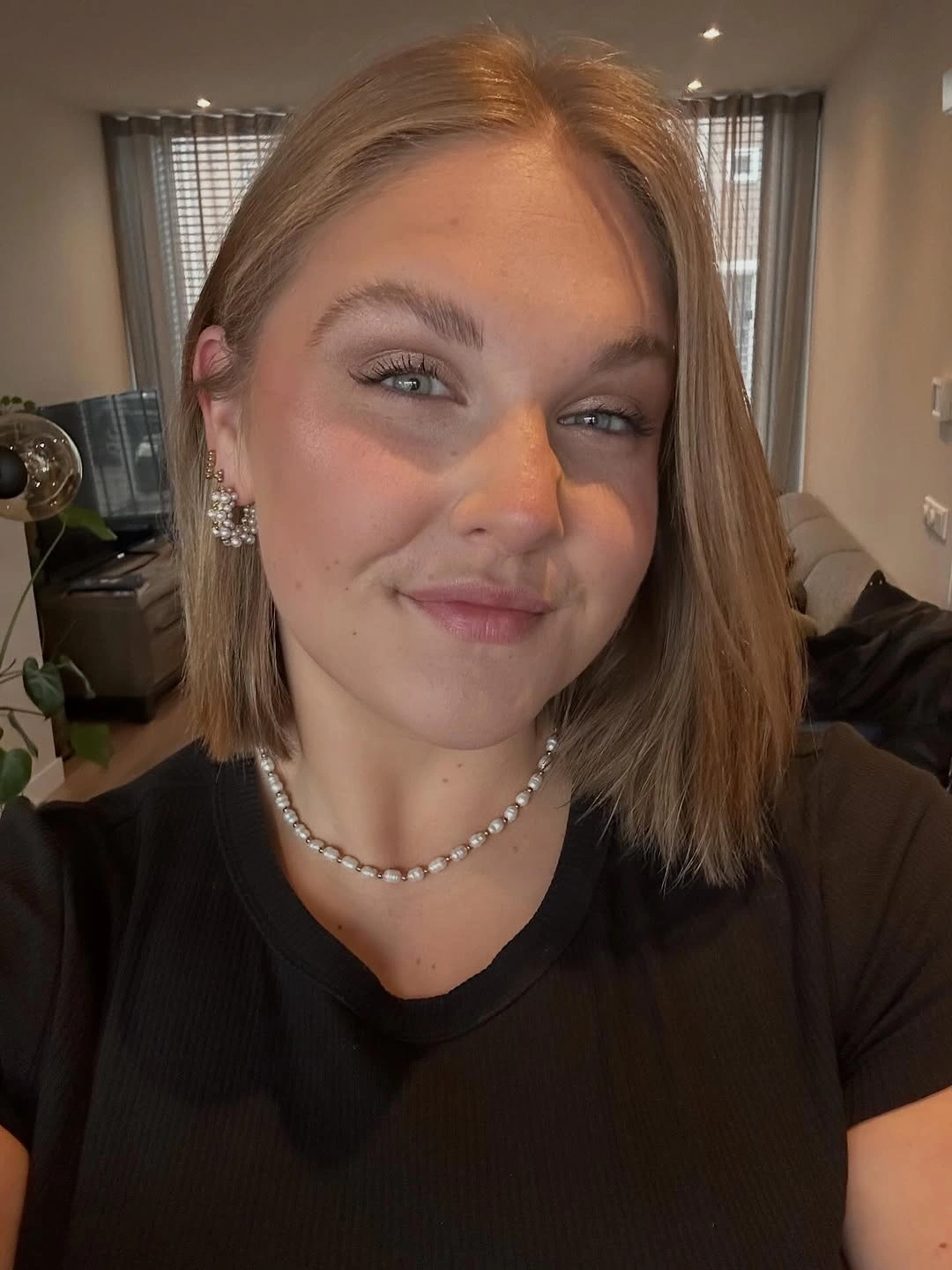 Straight light-brown bob with side part and blunt edge