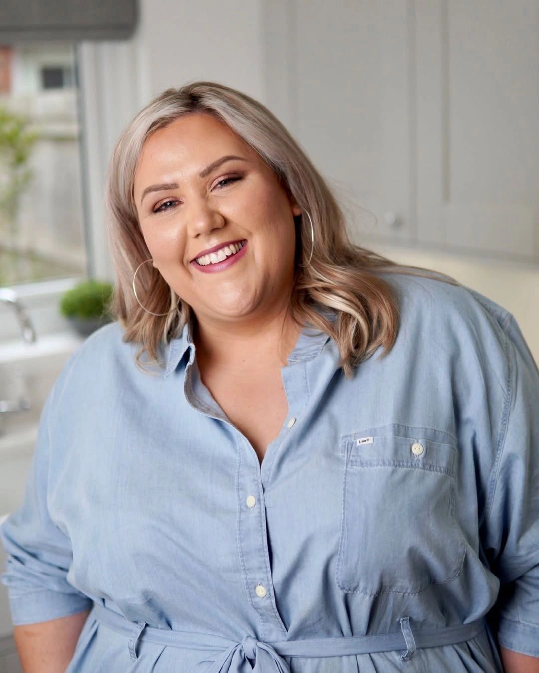 Shoulder-length blonde waves with soft side part