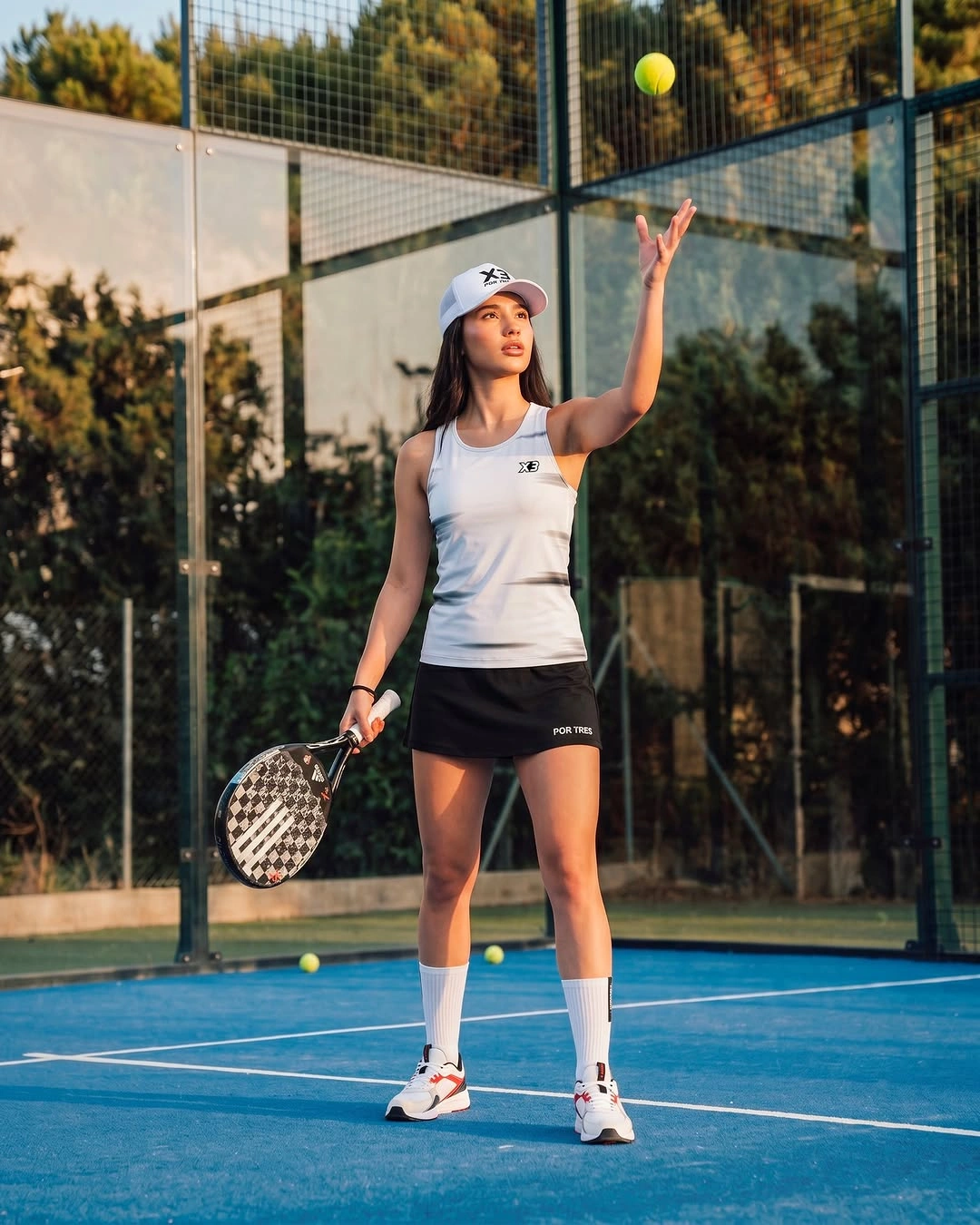 White visor tank and shoes with black padel skirt